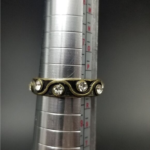 Size 8 Irish crystal courtyard ring. R113 - Picture 1 of 3